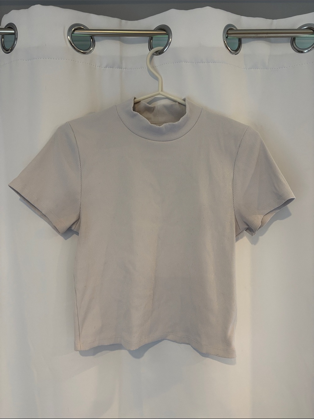 Babaton Ribbed Mock Neck Tee - Light beige grey